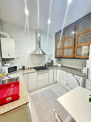 Réfrigérateur, micro-ondes, plaque de cuisson, bouilloire électrique