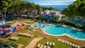 A resort with a swimming pool, water slides, and lounge chairs. - Bungalow Near Pals Beach & Pool (Pals)