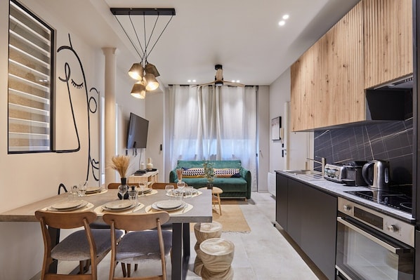 Apartamento | Cozinha privada | Geladeira, micro-ondas, fogão, cooktop