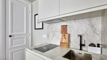 Appartement | Cuisine privée | Réfrigérateur, micro-ondes, plaque de cuisson, cafetière/bouilloire