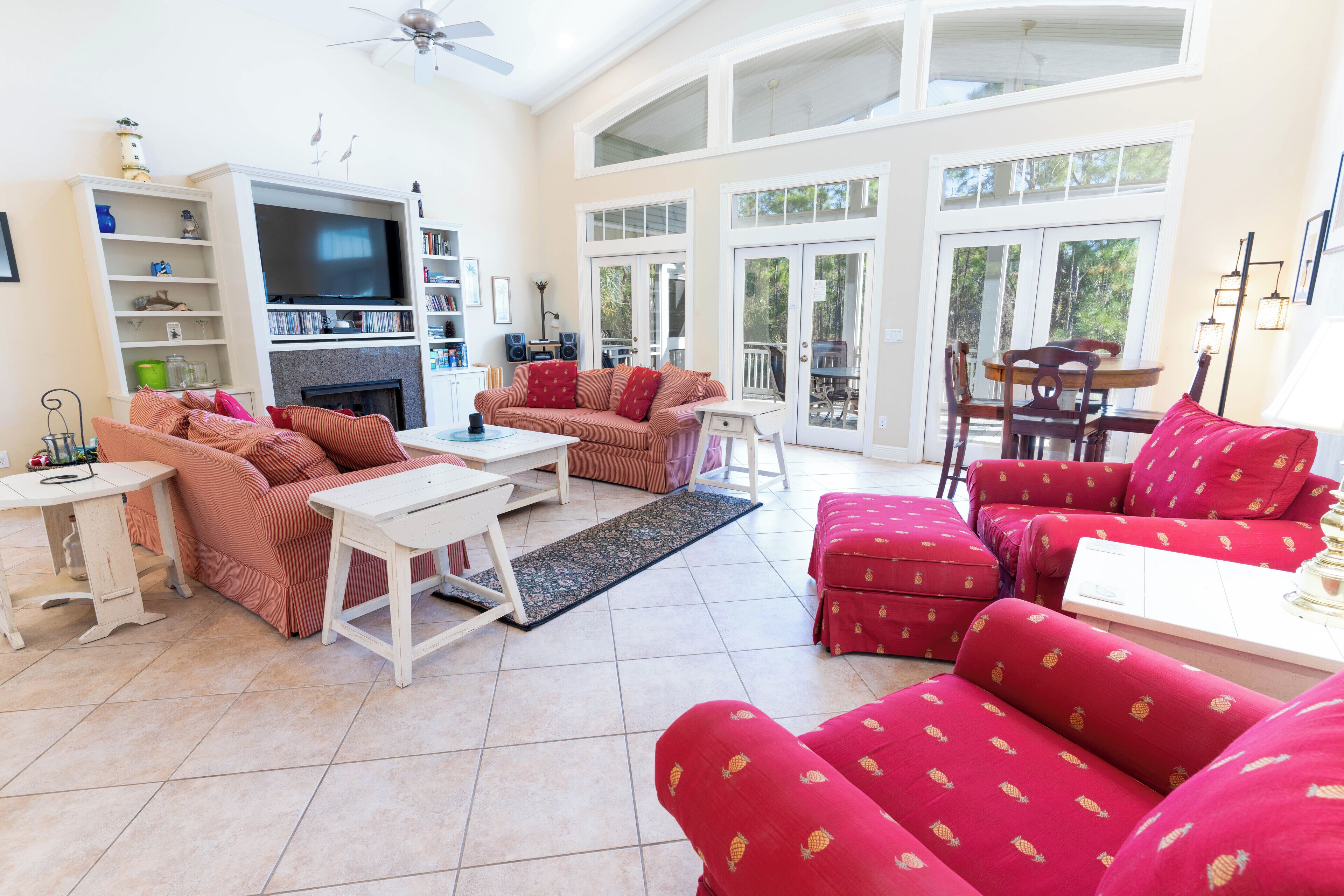 TV connectée, cheminée, lecteur de DVD, table de tennis de table