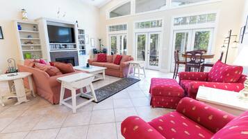 TV connectée, cheminée, lecteur de DVD, table de tennis de table