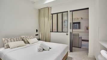 Apartment | Laptop workspace, iron/ironing board, bed sheets