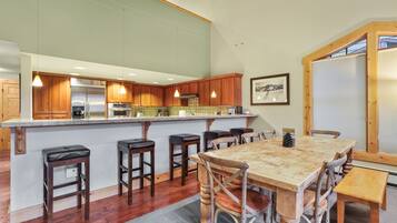 Condo, 3 Bedrooms | Dining
