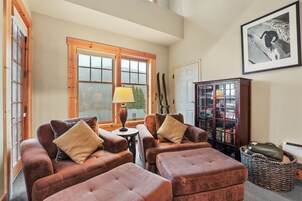 Condo, 3 quartos | Área de estar