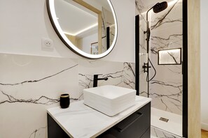 Apartment | Bathroom | Hair dryer, towels, soap, shampoo