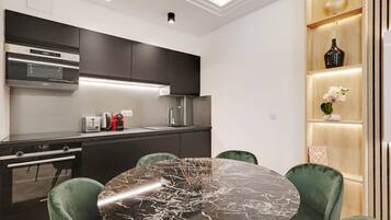 Apartamento | Cocina privada | Frigorífico, microondas, lavavajillas y cafetera o tetera