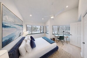 Condo, 2 habitaciones | 2 habitaciones, escritorio y espacio para trabajar con laptop