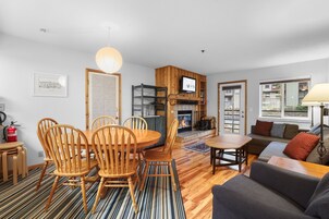 Condo, 2 quartos | Área de estar