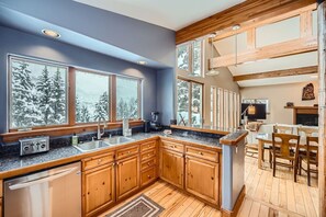 House, 3 Bedrooms | Private kitchen