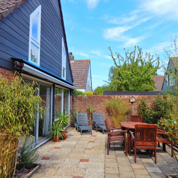 Outdoor dining - Holiday Home in Noordwijkerhout With Garden (Noordwijkerhout)