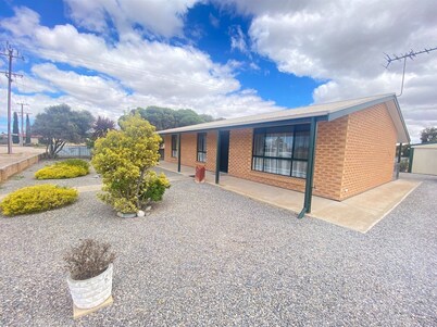 Coastal Cottage - Short walk to beach.  Off peak special!