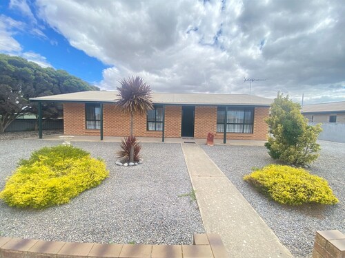 Coastal Cottage - Short walk to beach.  Off peak special!