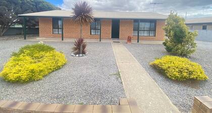 Coastal Cottage - Short walk to beach. Off peak special!