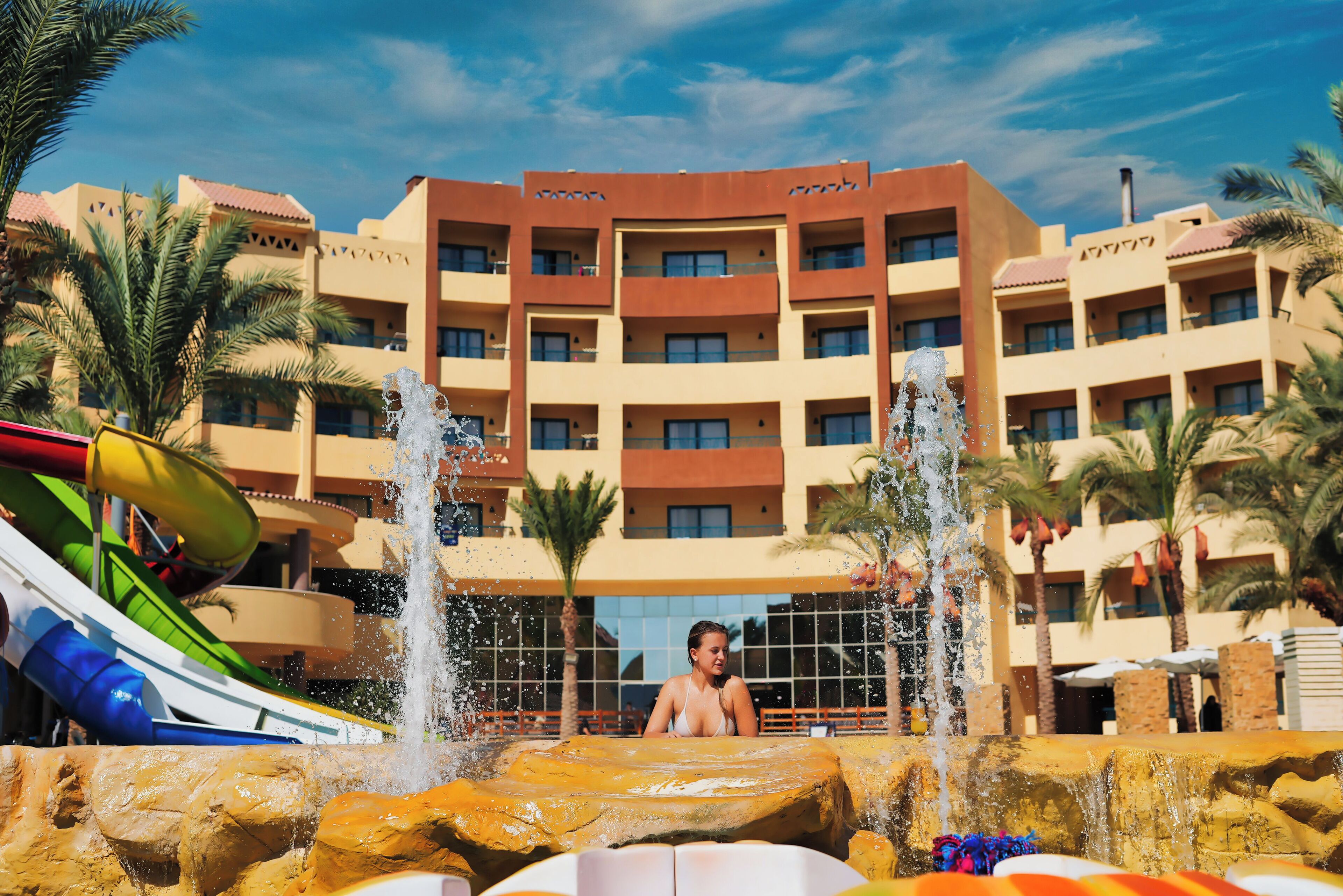 4 piscinas al aire libre, camas de piscina gratis, sombrillas