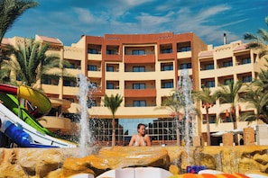 4 piscines extérieures, cabanons gratuits, parasols de plage