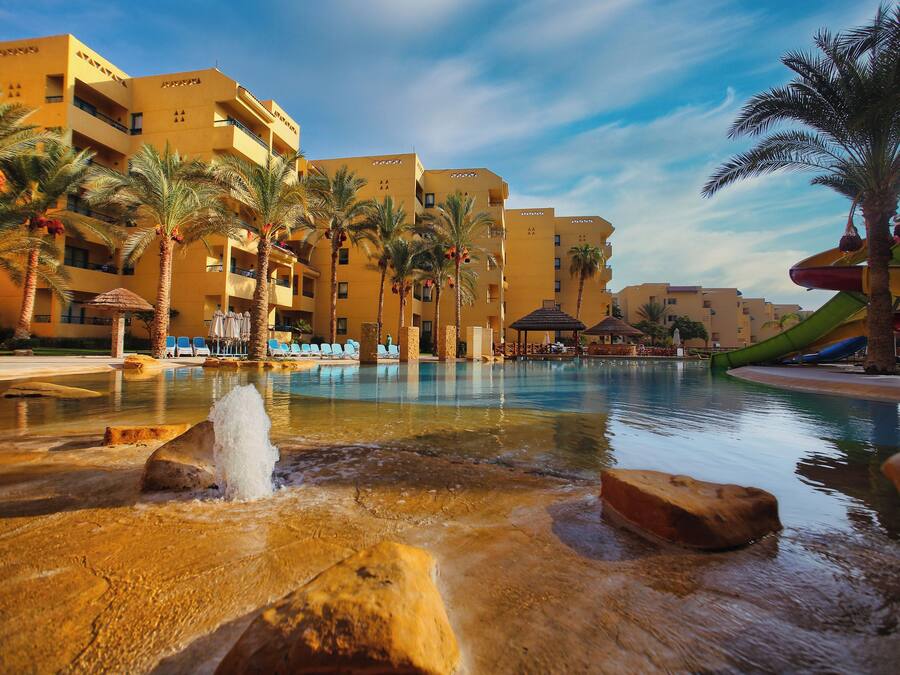 4 outdoor pools, free cabanas, pool umbrellas