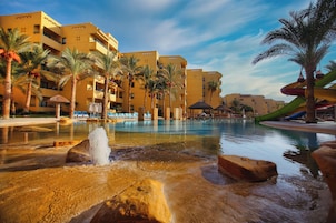 4 piscinas externas, barracas de cortesia, guarda-sóis