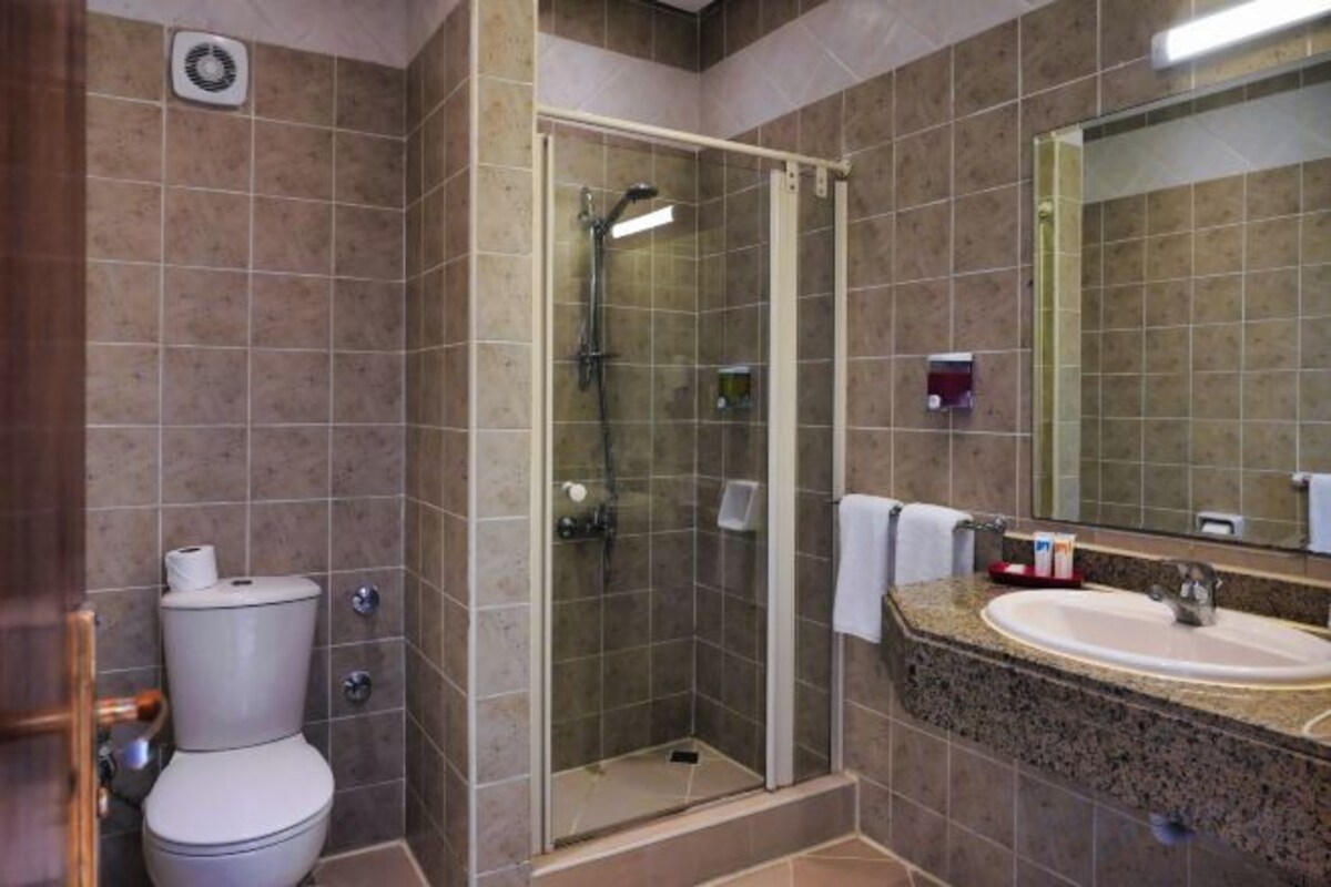 Bathroom | Free toiletries, towels, soap, shampoo