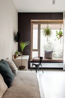 Family Room for 3 Double with Garden Views | Escritorio, espacio para trabajar con un portátil, wifi gratis