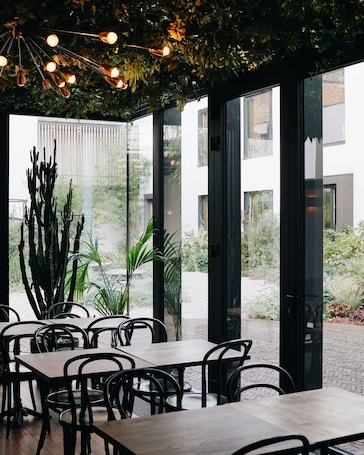 Desayuno buffet diario (EUR 16 por persona)