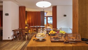 Tägliches Frühstücksbuffet gegen Gebühr