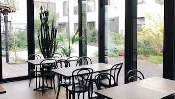 Petit déjeuner buffet (16 EUR par personne)