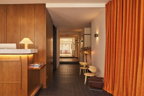 Reception - Latroupe Hotel Jardin Secret (Brussels)