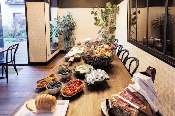 Bữa sáng buffet hàng ngày (16 EUR/mỗi người)