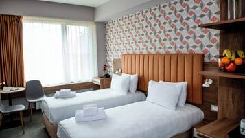 Doppel- oder Zweibettzimmer, barrierearm | 1 Schlafzimmer, Zimmersafe, Verdunkelungsvorhänge, Bügeleisen/Bügelbrett