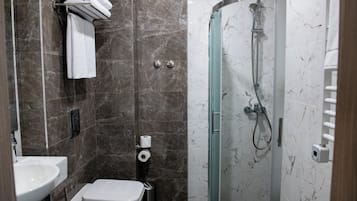 غرفة كلاسيكية مزدوجة أو بسريرين منفصلين | حمام | تجهيزات دش، مجففات شعر، مناشف، صابون