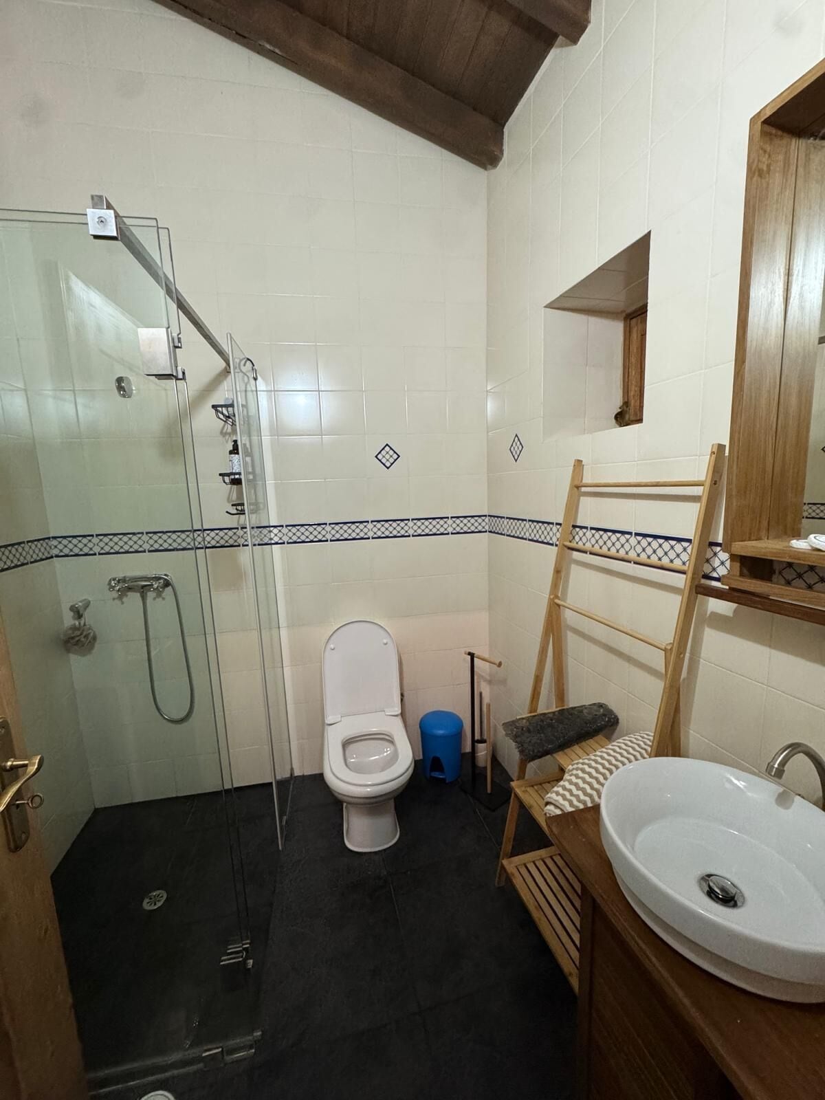 Douche, serviettes fournies, savon, shampoing