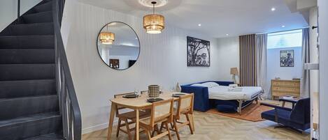 Apartamento | Espacio para trabajar con un portátil y tabla de planchar con plancha