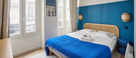 Appartement | Espace de travail pour ordinateurs portables, fer et planche Ă repasser