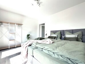 1 bedroom, travel cot, WiFi, bed sheets - Modern vacation apartment near the center/train station with WiFi & parking space (Schneverdingen)