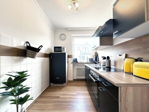 Fridge, microwave, stovetop, coffee/tea maker - Modern vacation apartment near the center/train station with WiFi & parking space (Schneverdingen)