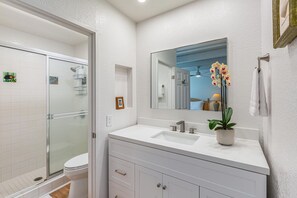 Een douche, een haardroger, handdoeken