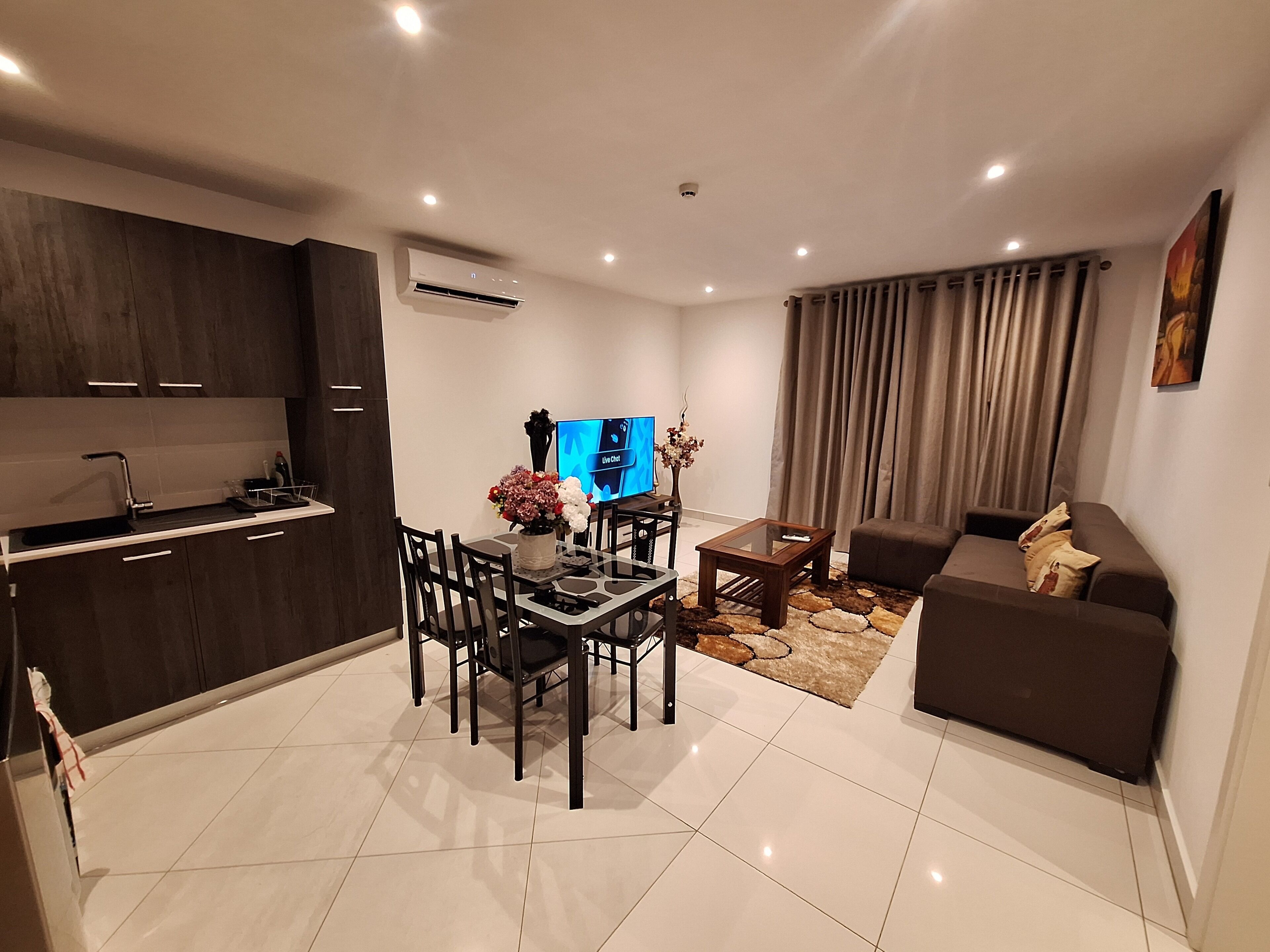 En 65-tommers smart-TV med Parabol-TV samt Netflix og strømmetjenester