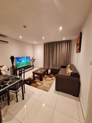 65-inch Smart TV with satellite channels, Netflix, streaming services - Loxwood House (Accra)