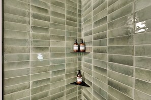 Shower, hair dryer, towels - Milly Slopeside Studio by Cottonwood Lodging (Brighton)