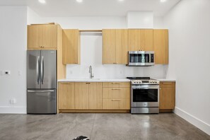 Køleskab, mikrobølgeovn, ovn, kogeplade