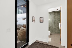 Shower, hair dryer, towels - Milly Slopeside Studio by Cottonwood Lodging (Brighton)