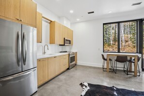 Køleskab, mikrobølgeovn, ovn, kogeplade