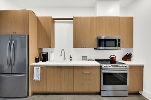 Kjøleskap, mikrobølgeovn, ovn og kokeplater