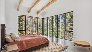 4 bedrooms, WiFi (free), bed sheets