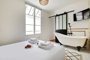 Apartment | 2 bedrooms, laptop workspace, iron/ironing board, bed sheets
