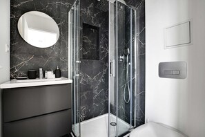 Apartment | Bathroom | Hair dryer, shampoo