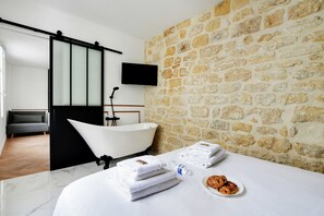 Apartment | 2 bedrooms, laptop workspace, iron/ironing board, bed sheets