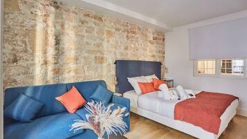 Espacio para trabajar con laptop y tabla de planchar con plancha