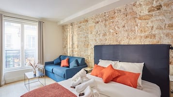 Espacio para trabajar con laptop y tabla de planchar con plancha